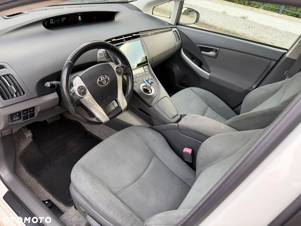 Toyota Prius (Hybrid) Executive - 12