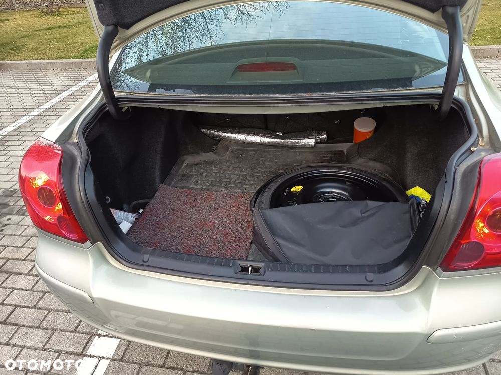 Toyota Avensis - 12