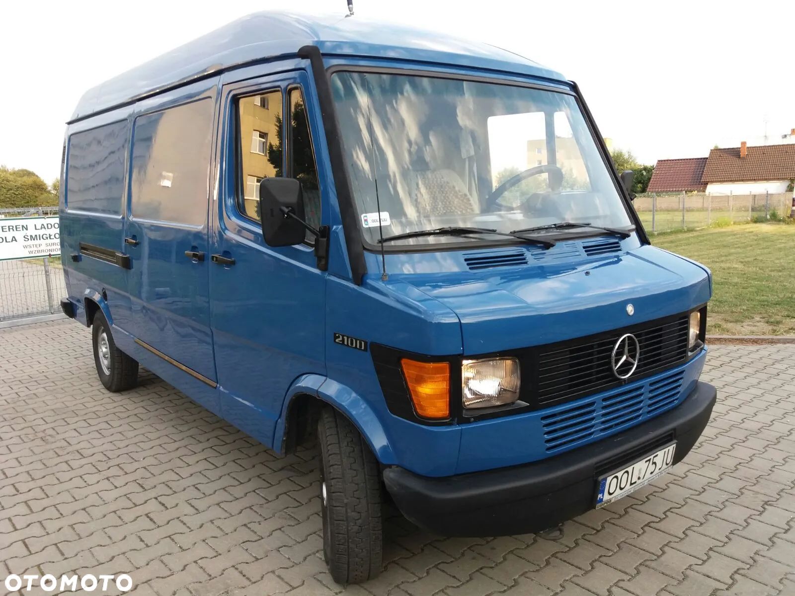Mercedes-Benz 210 D - 1