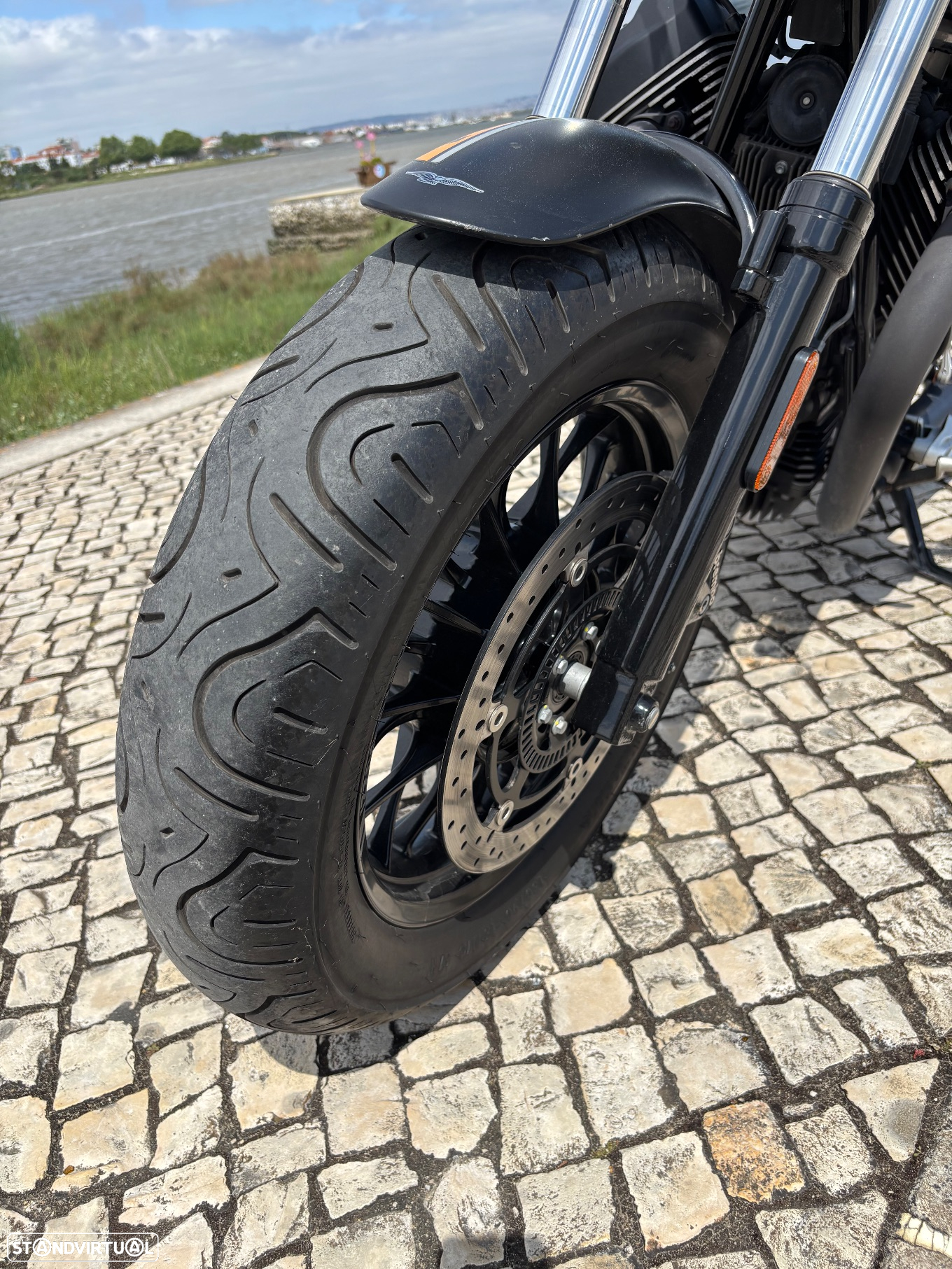 Moto Guzzi V9 Bobber - 7