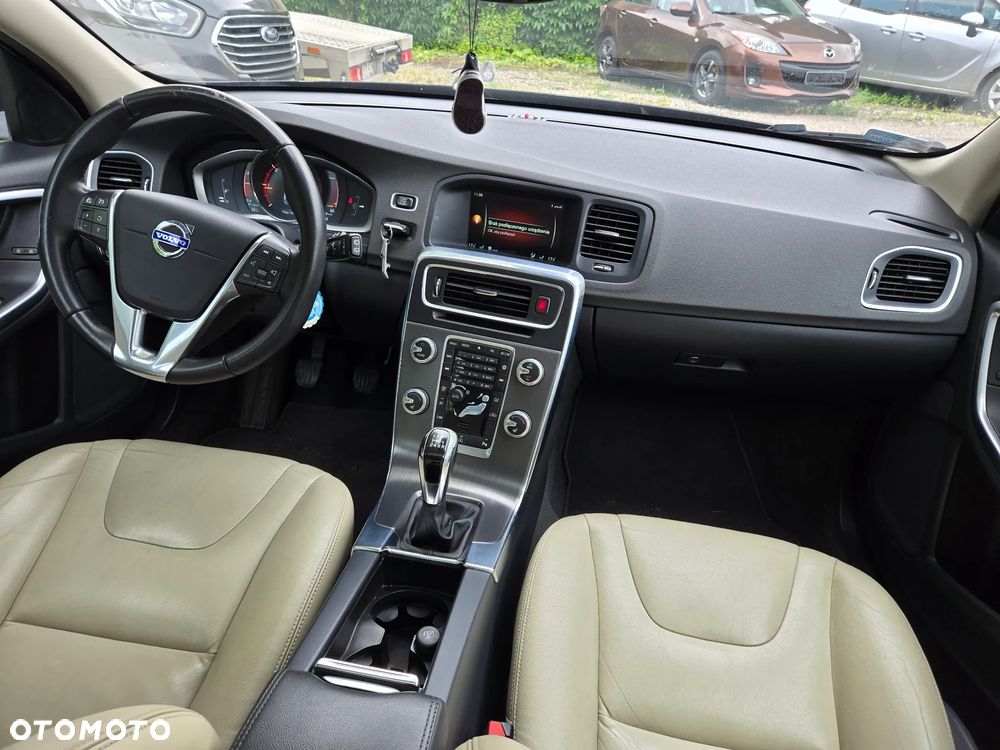 Volvo V60 D2 Momentum - 11