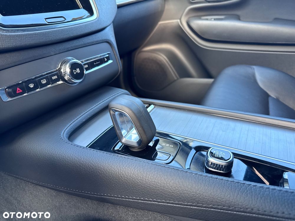 Volvo XC 90 D5 AWD Geartronic Momentum - 28