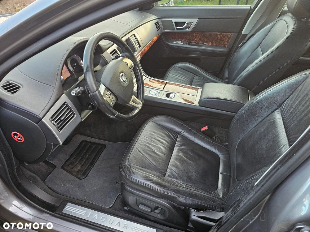 Jaguar XF 2.7 V6 Premium Luxury - 13