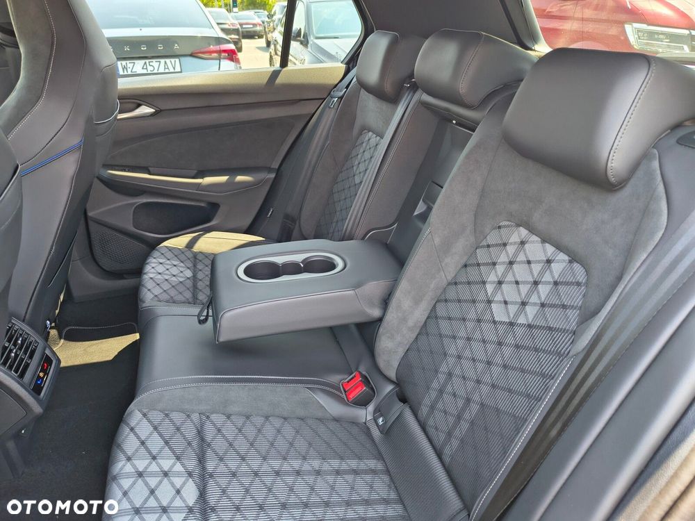 Volkswagen Golf 1.5 eTSI mHEV R-Line Plus DSG - 32