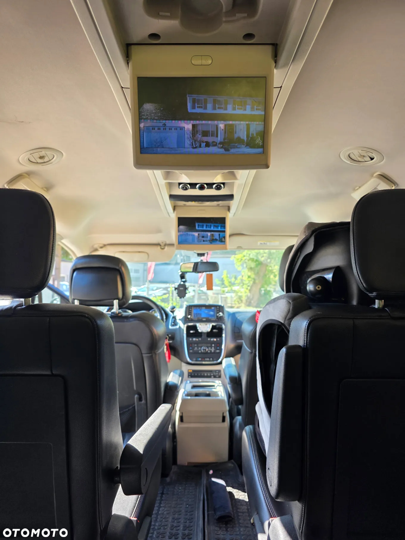 Chrysler Town & Country - 7