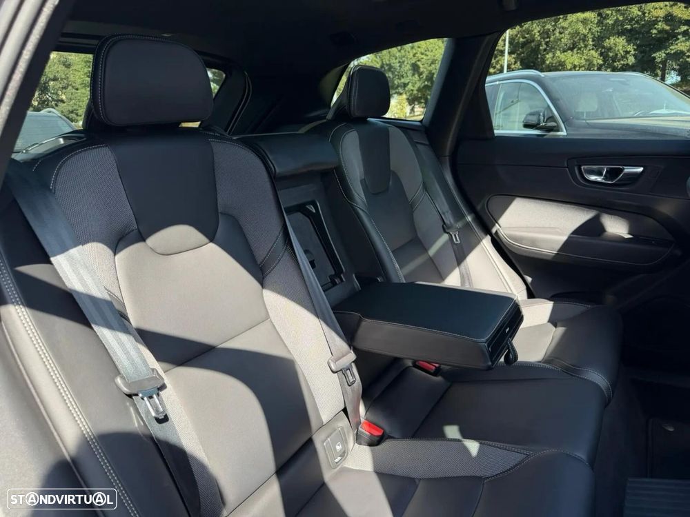 Volvo XC 60 2.0 T6 PHEV Black Edition - 28