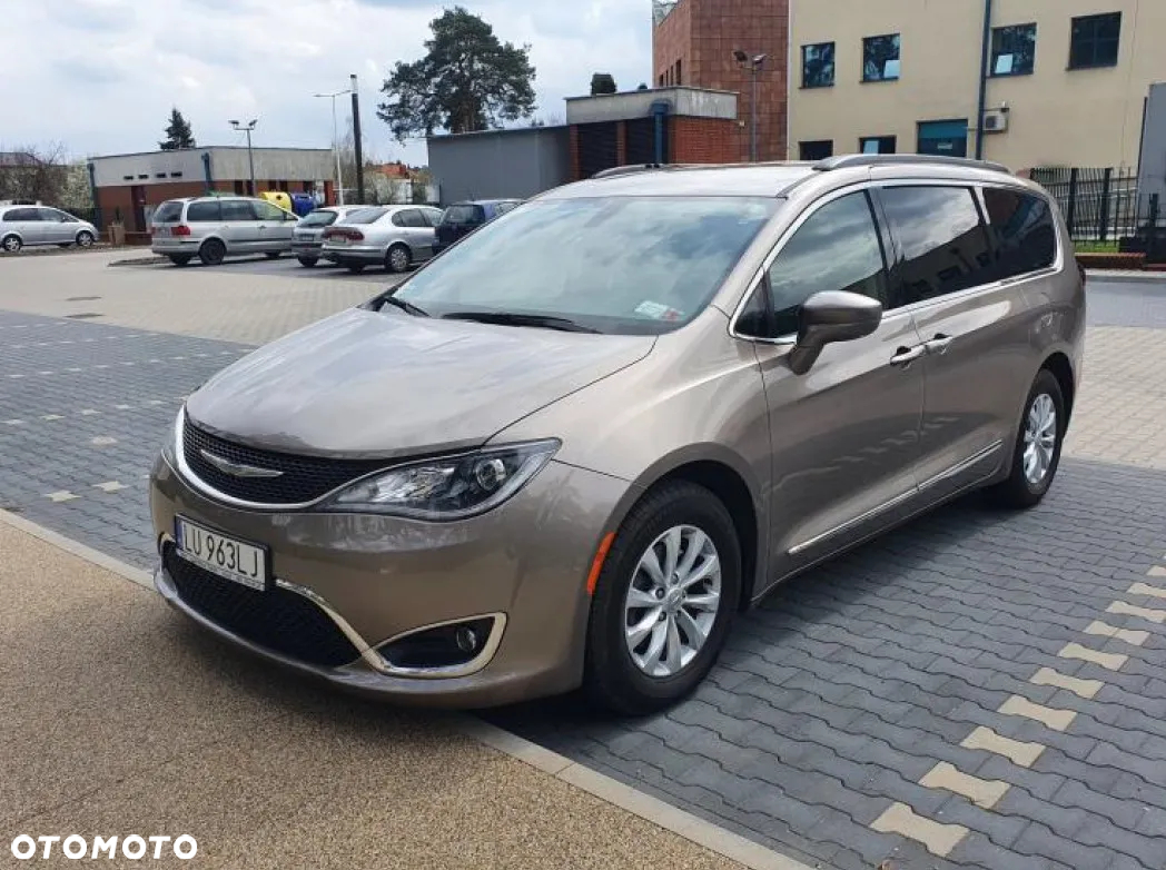 Chrysler Pacifica - 2