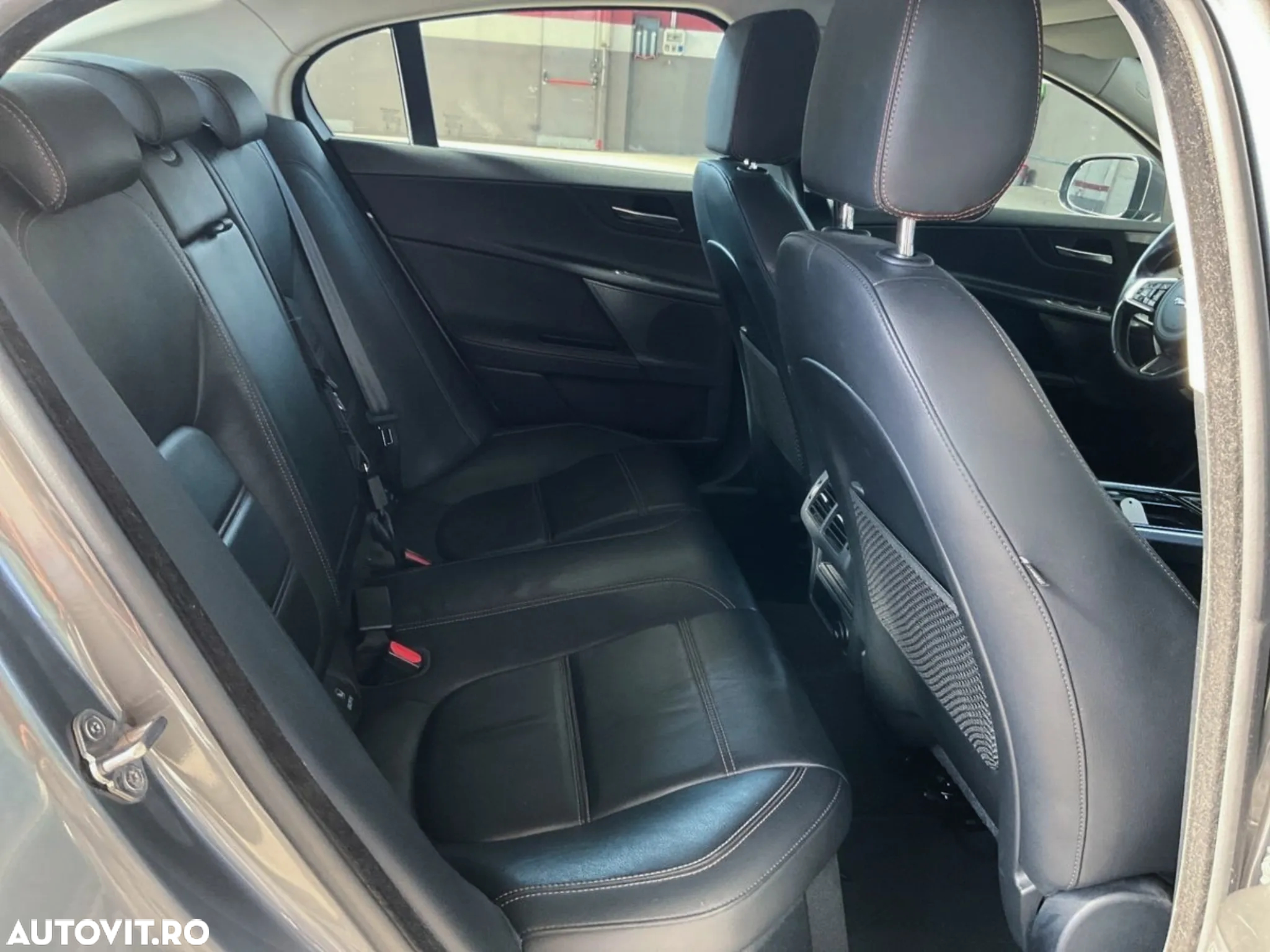 Jaguar XE 2.0 Prestige - 7