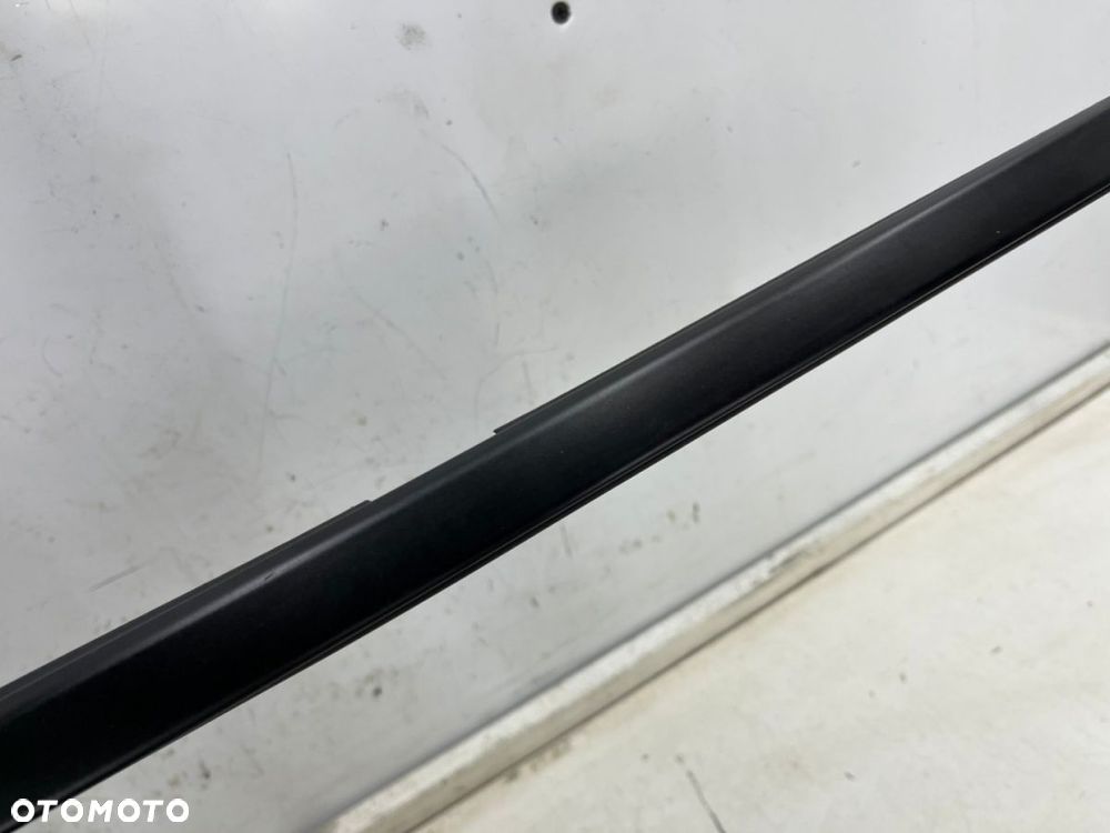 Listwa Porsche Macan 95b 14r czarny mat prawa przednia listwa zgarniająca uszczelka zewnętrzna drzwi - 4