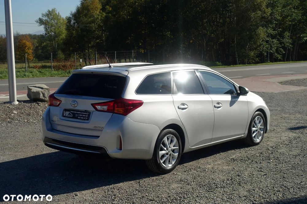 Toyota Auris 1.4 D-4D - 5