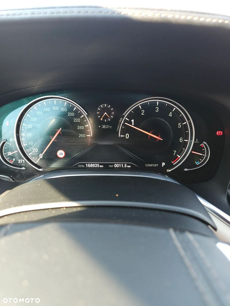 BMW Seria 7 750i xDrive - 38