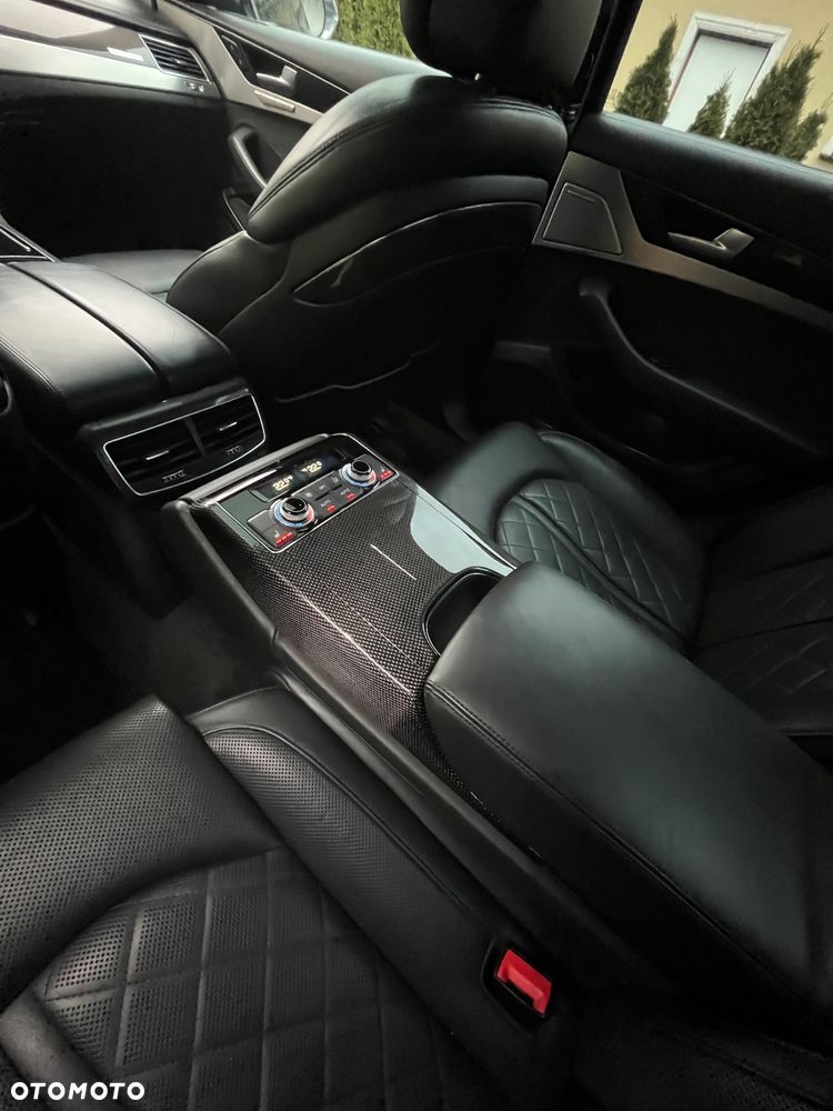 Audi S8 - 32