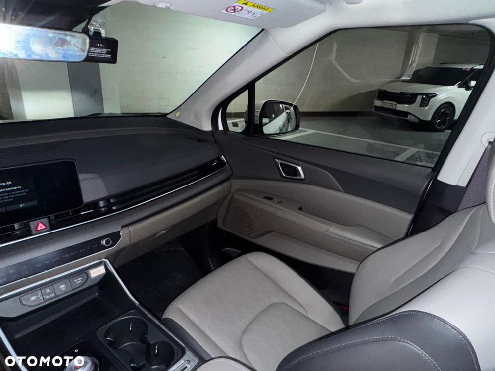 Kia Carnival - 28