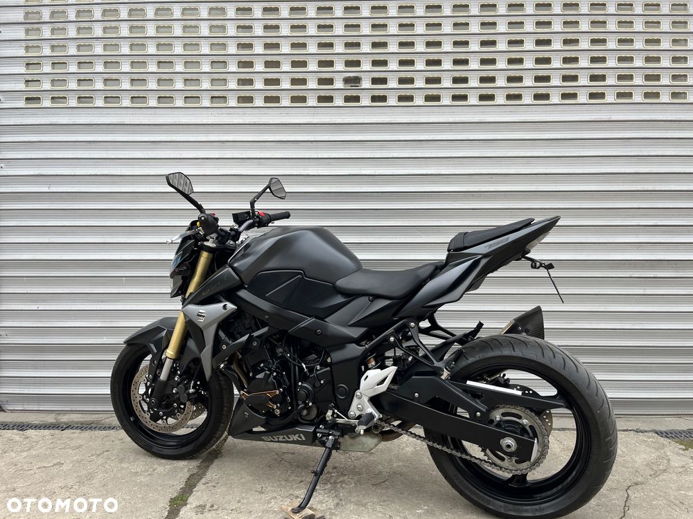 Suzuki GSR - 8