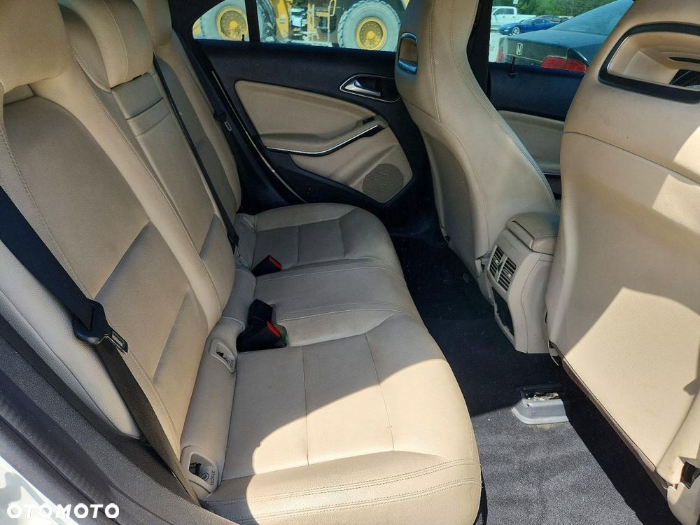 Mercedes-Benz CLA 250 4Matic 7G-DCT UrbanStyle Edition - 11