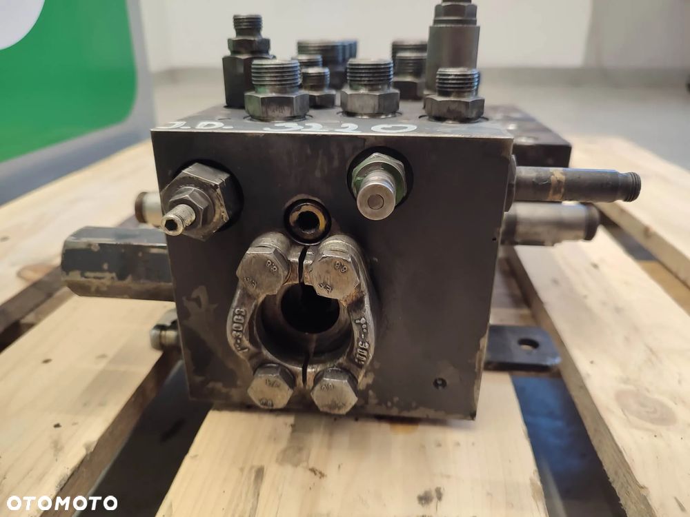 Rozdzielacz hydrauliczny John Deere 3220 (39351496) - 6