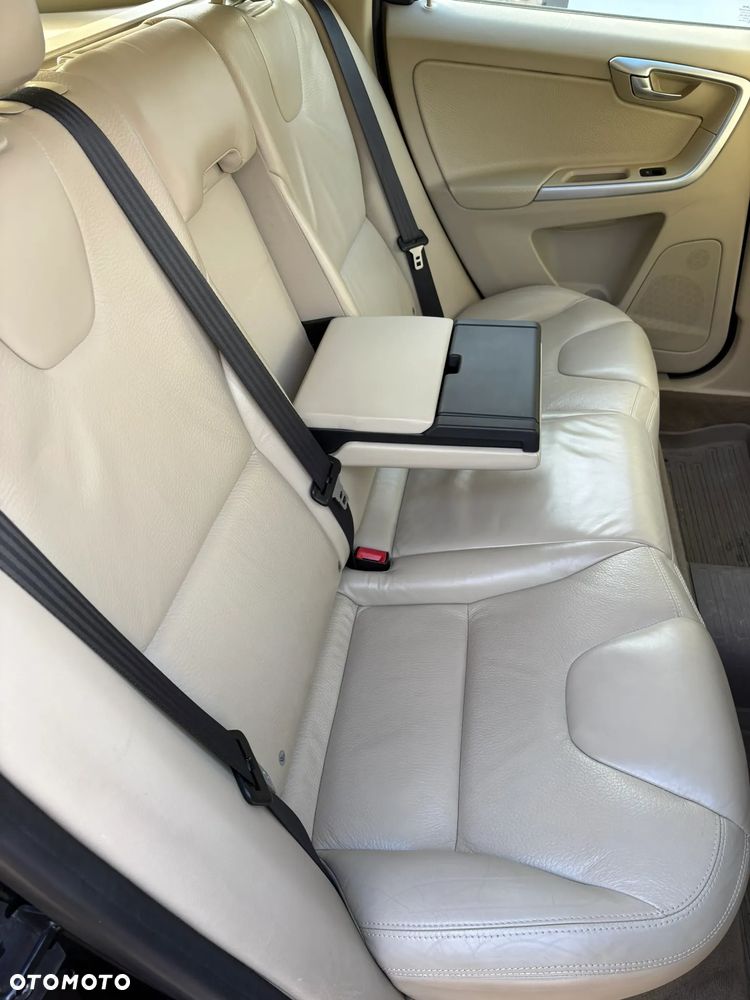 Volvo XC 60 2.4D AWD Summum - 11
