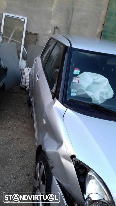 Suzuki Swift  2008  1.3 gasolina - Vende -se peças . - 3