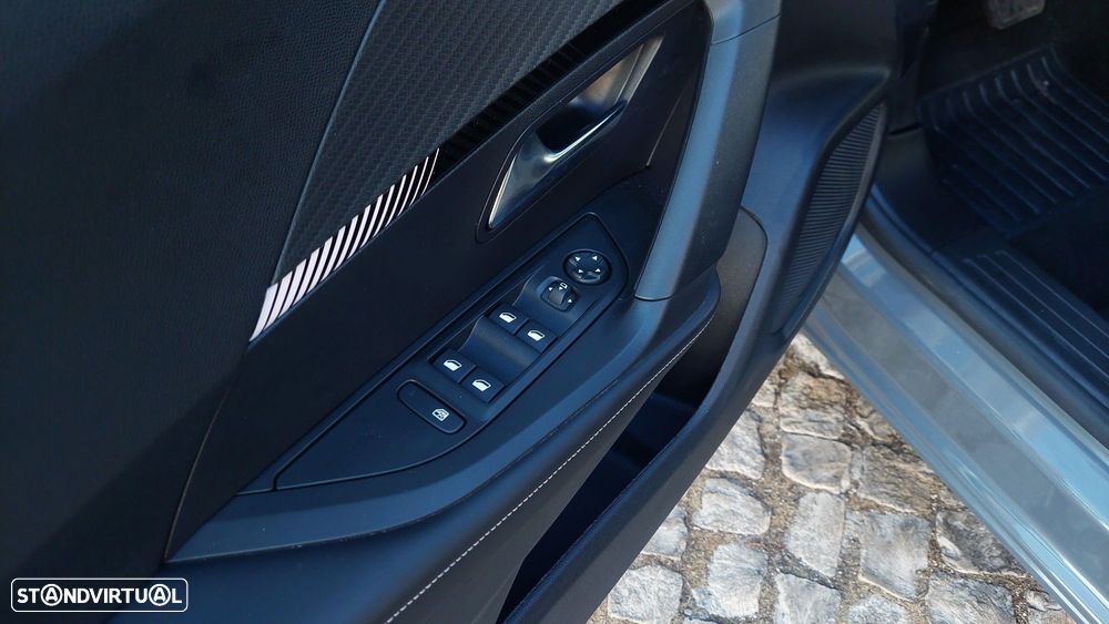 Peugeot e-2008 54 kWh Allure - 27