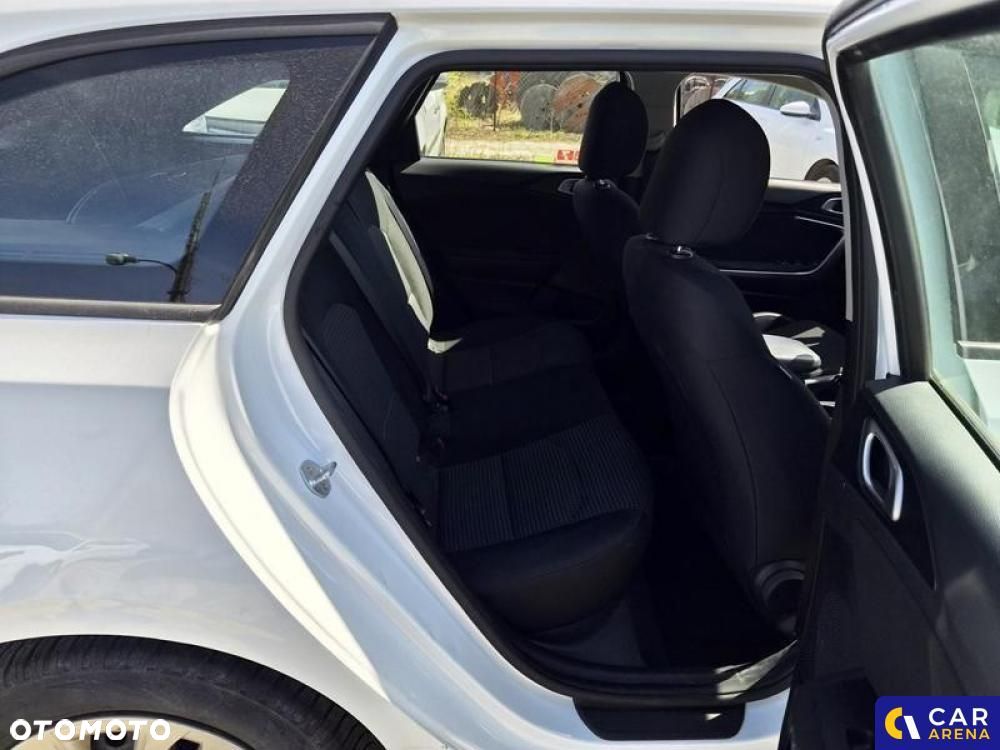 Kia Ceed - 31