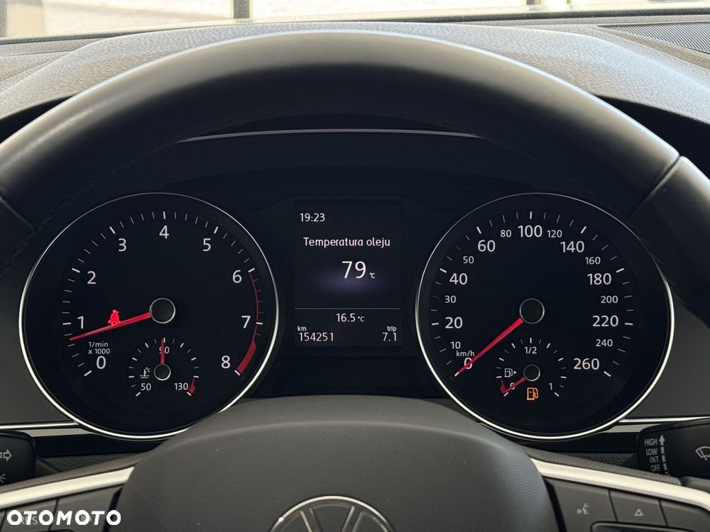 Volkswagen Passat - 16