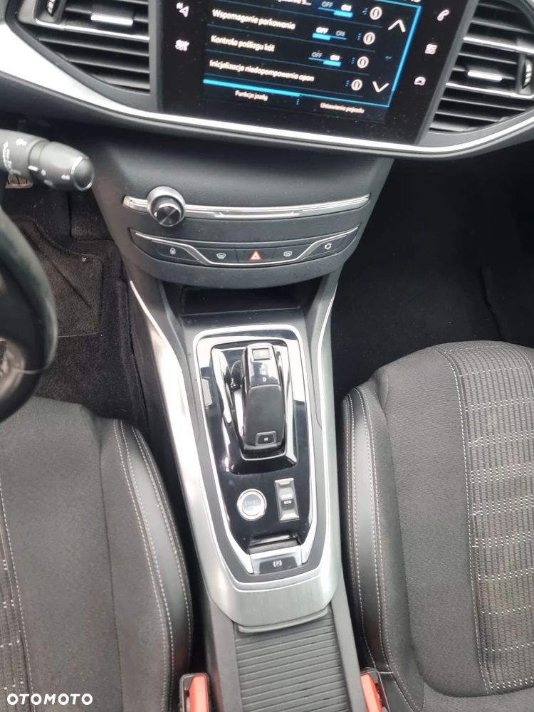 Peugeot 308 BlueHDi 130 EAT6 Stop & Start Allure Business-Paket - 18