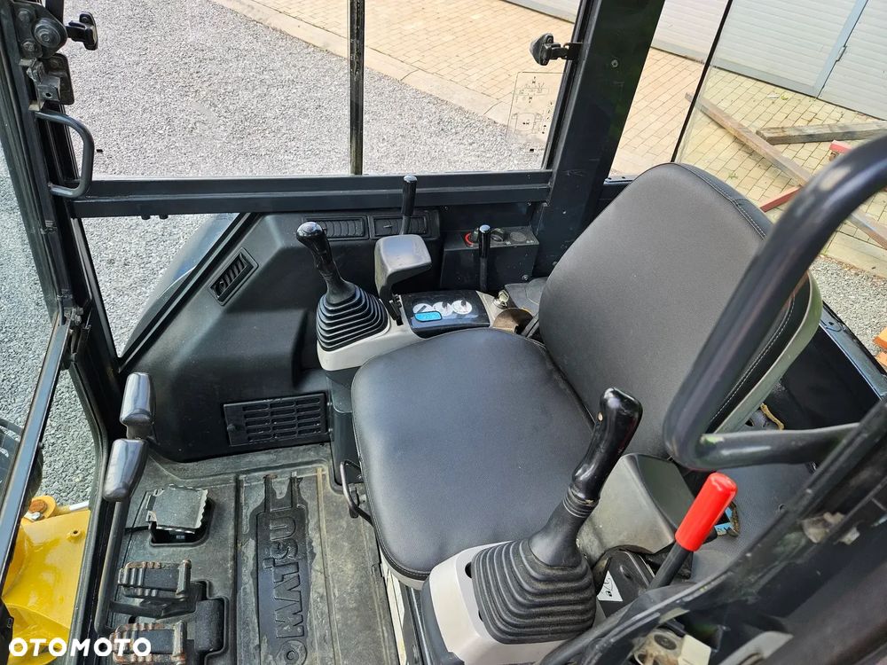 Komatsu PC30MR-2 - 8