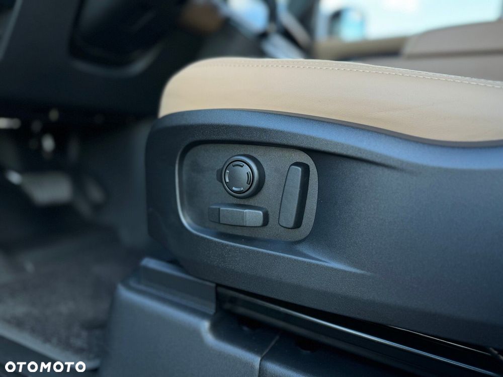 Land Rover Defender - 11