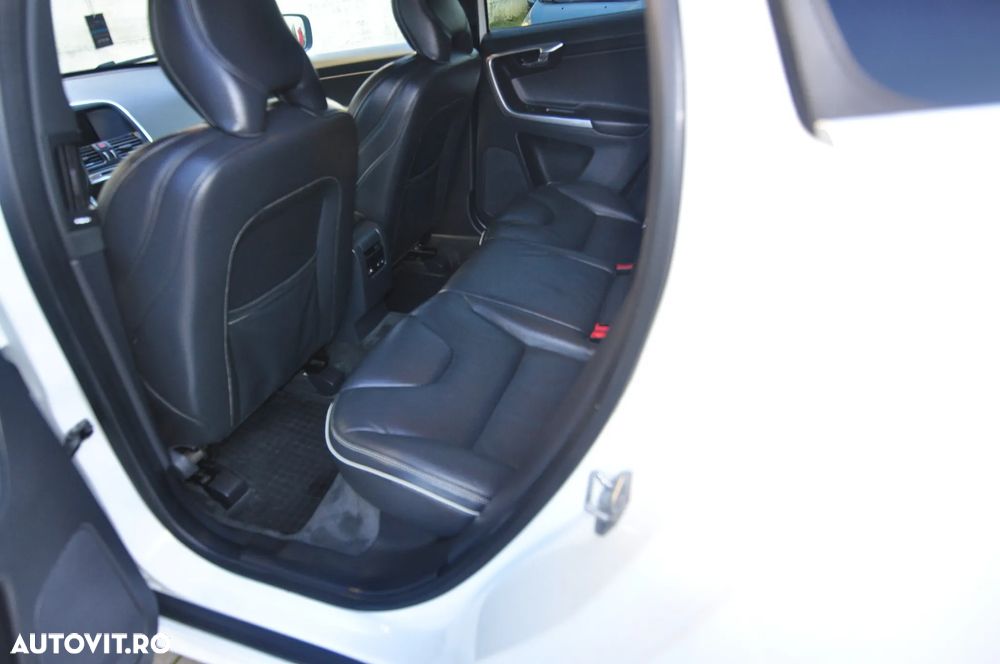 Volvo XC 60 D5 AWD Geartronic Momentum - 8