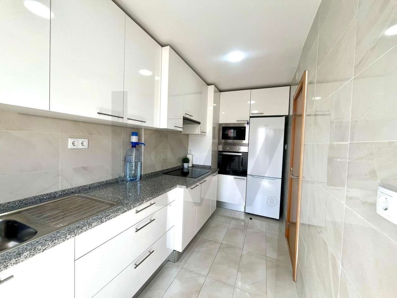 Apartamento T2 totalmente remodelado, equipado e mobilado, pronto a en - Grande imagem: 5/16