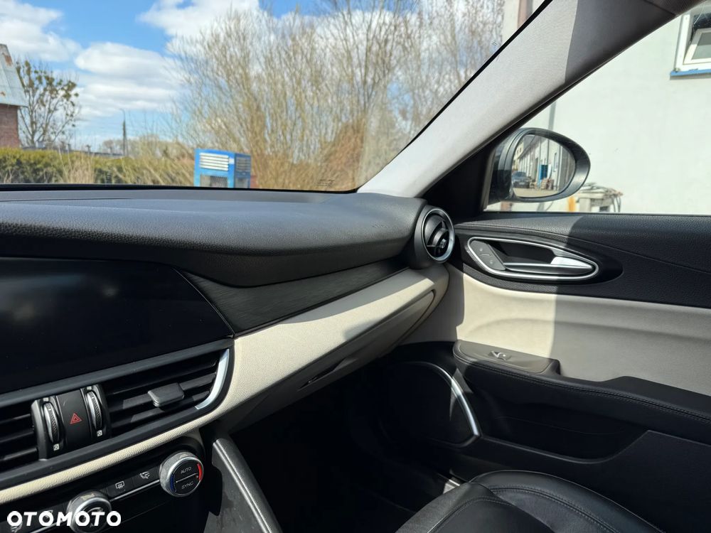 Alfa Romeo Giulia 2.0 Turbo 16V AT8-Q4 Ti - 10
