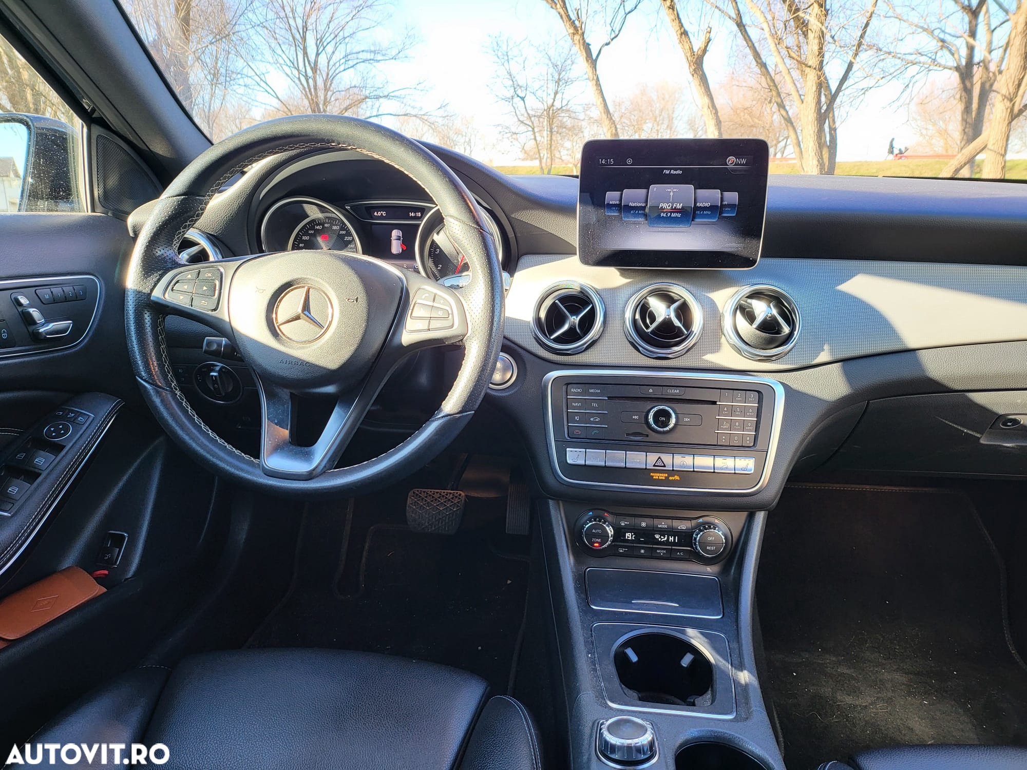 Mercedes-Benz GLA 250 4Matic 7G-DCT - 12