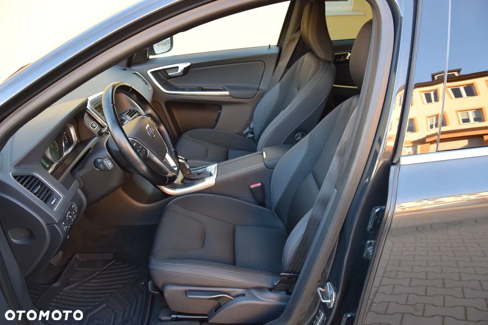 Volvo XC 60 D5 AWD Geartronic Momentum - 14