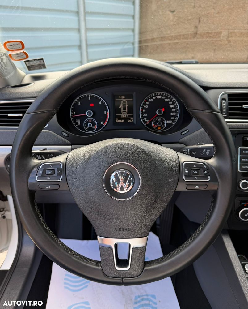 Volkswagen Jetta 2.0 TDI Highline - 12