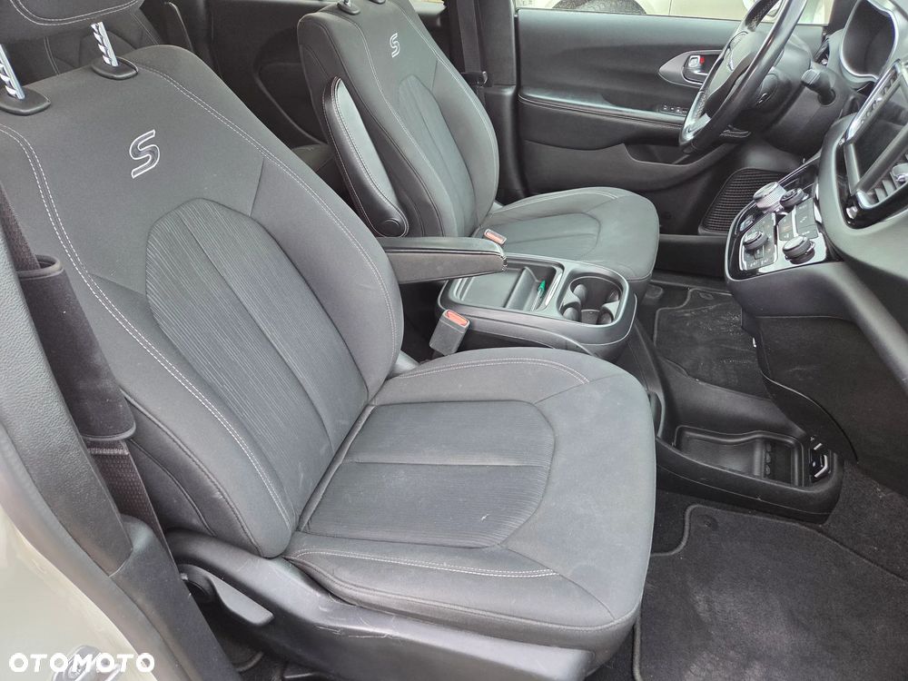 Chrysler Pacifica - 11