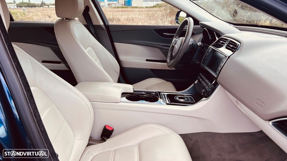Jaguar XE - 15