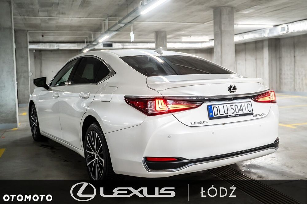 Lexus ES 300h Business Edition - 4