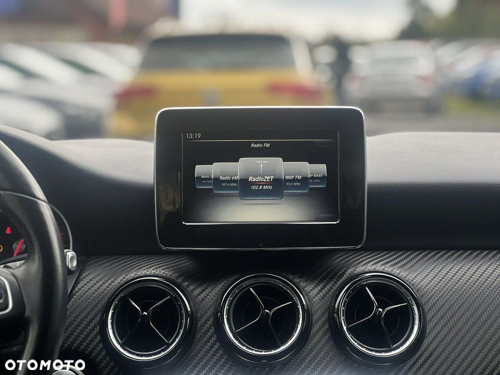 Mercedes-Benz GLA 180 7G-DCT - 13