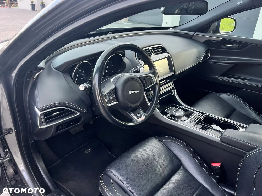 Jaguar XE 2.0 D AWD R-Sport - 10