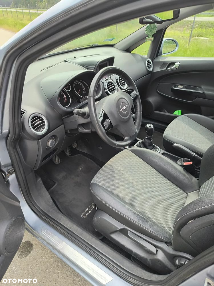 Opel Corsa 1.4 16V Cosmo - 11