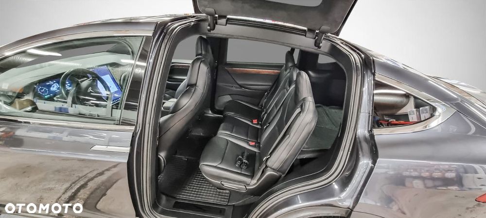 Tesla Model X - 20