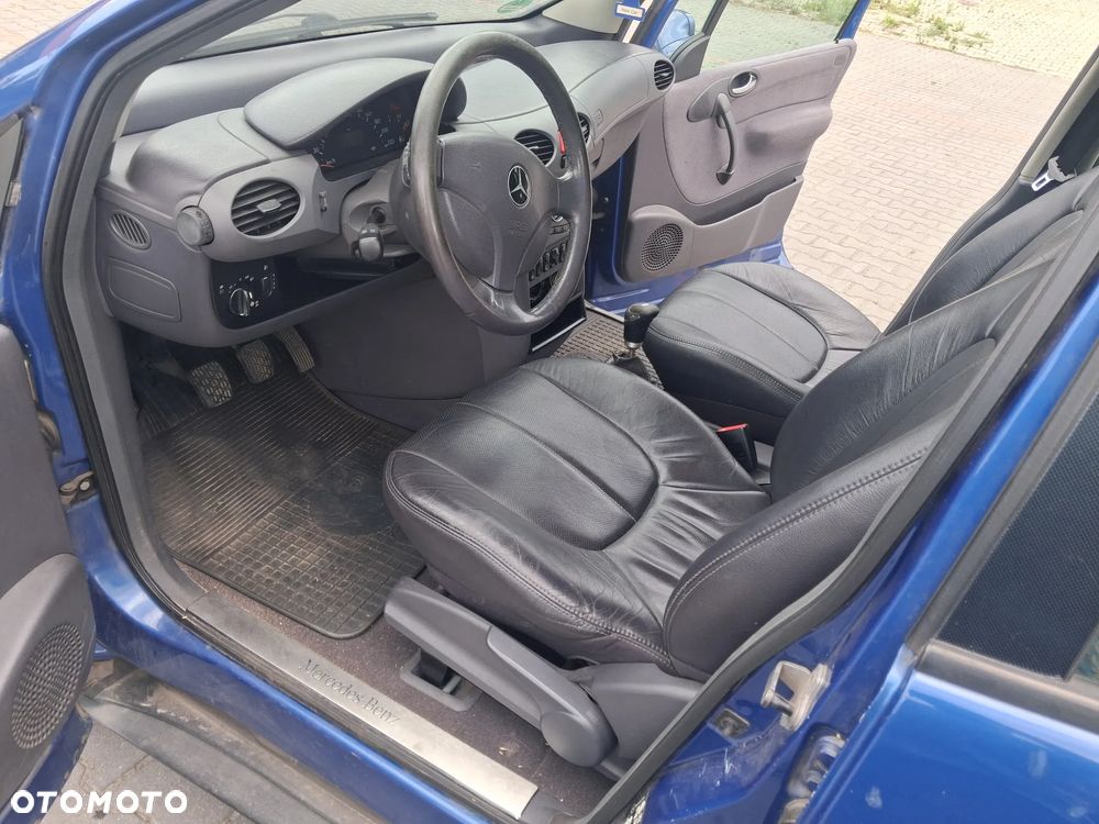 Mercedes A160 ELCH A klasa W168 silnik 1.6 Benzyna 166.930 skrzynia biegów drzwi klapa maska zderzak błotnik lakier 933 Tiefseeblau / Deep Sea Blue alternator listwa wtryskowa przepustnica przepływomierz alternator maglownica wahacz pompa wspomagania sprężarka klimatyzacji cewka wentylator sterownik stacyjka moduł silniczek panel przewód wiązka radio fotel fotele tapicerka skórzana skóra boczek podłokietnik szyba zwrotnica EGR chłodnica pas wzmocnienie lusterko lampa reflektor tłumik wydech halogen hak holowniczy klamka belka sanki mcperson amortyzator sprężyna felga zwrotnica blenda mikrostyk kierownica mechanizm zamek zacisk hamulcowy jarzmo klamka włącznik schowek lewarek wybierak osłona łapa poduszka zbiorniczek rura manetki kolektor pompa ABS sprzęgło konsola tunel kratki nawiewu skóra szyberdach NA CZĘŚCI - 14