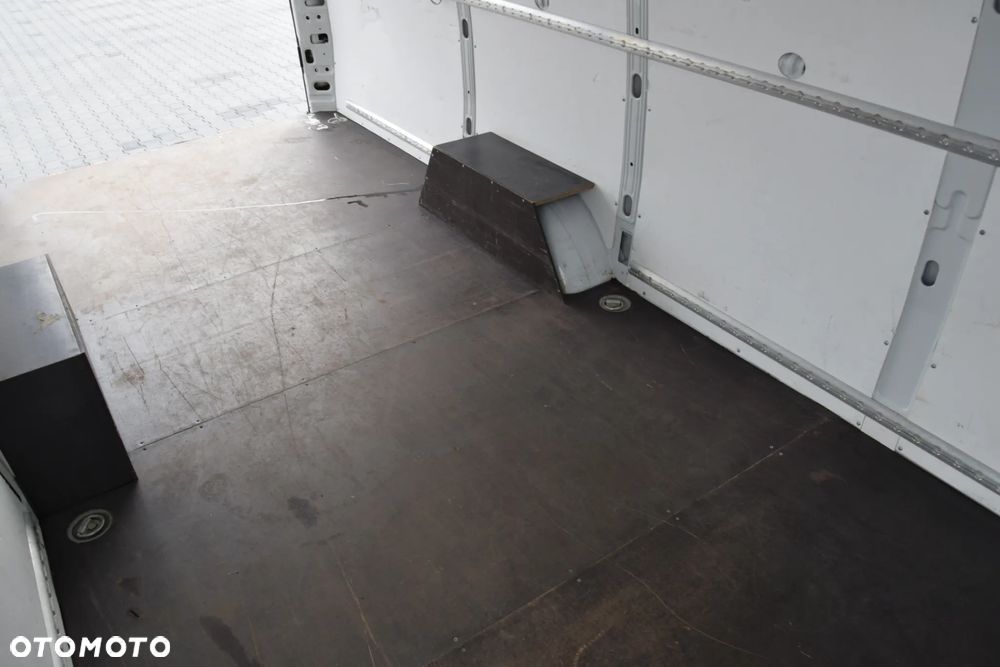 Iveco DAILY MAXI 35S16 / 2.3 - 160 KM / AUTOMAT HI-MATIC / NOWY MODEL / 3 OSOBY / DOSTAWCZE / BLASZAK / KLIMA / 2023 / SERWISOWANY / SPROWADZONY Z NIEMIEC - 22