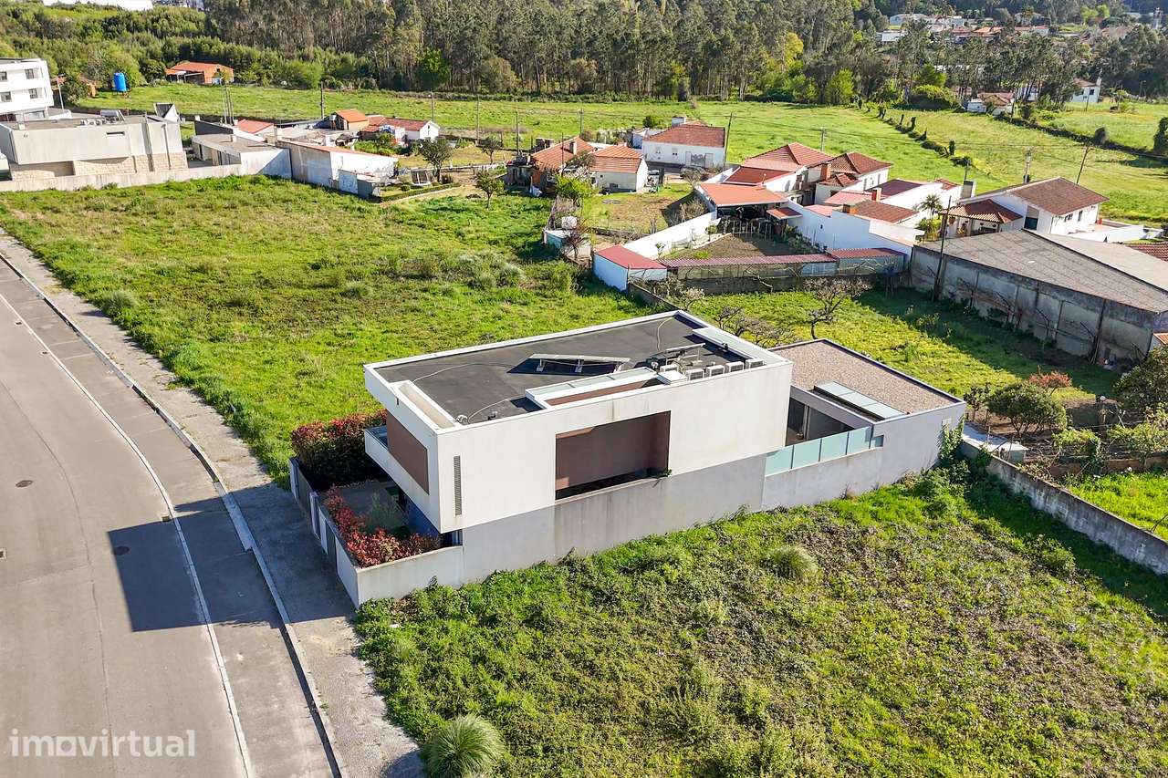 Excelente moradia moderna, local recatado com piscina - Grande imagem: 2/40