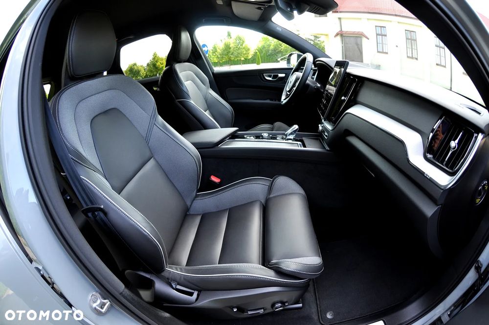Volvo XC 60 B5 B AWD Plus Dark - 19