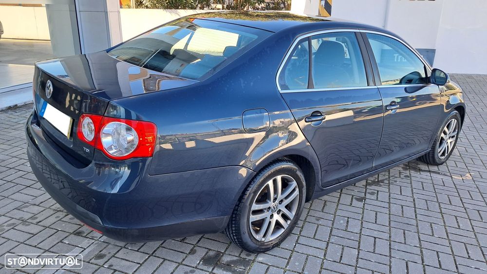 VW Jetta 1.9 TDi Confortline - 3