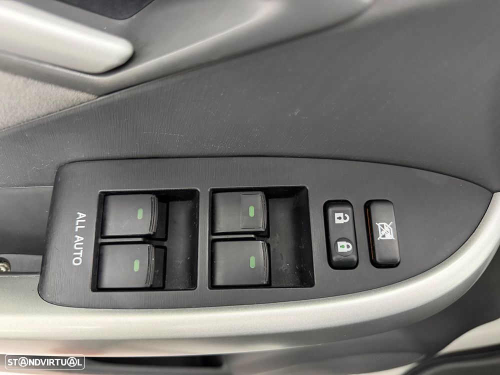 Toyota Prius 1.8 Premium +Pele+GPS+Solar - 24