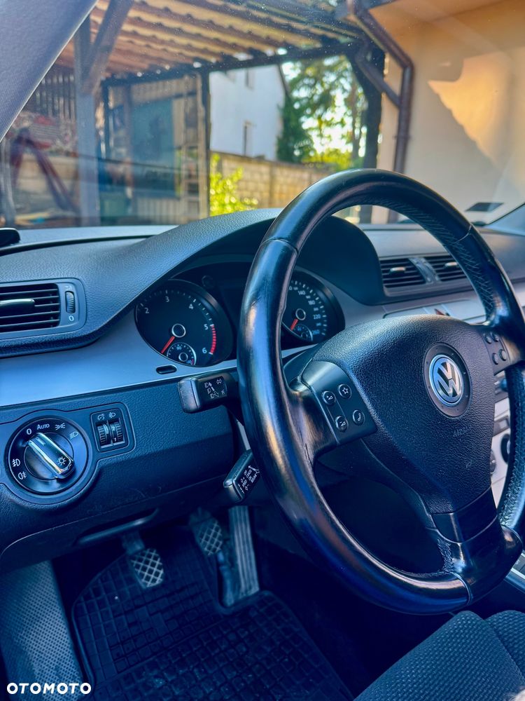 Volkswagen Passat 2.0 TDI DPF BlueMot Comfortline - 17