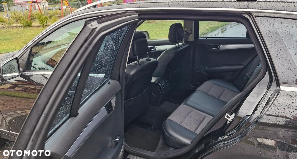 Mercedes-Benz Klasa C 180 CGI Automatik BlueEFFICIENCY Avantgarde - 31