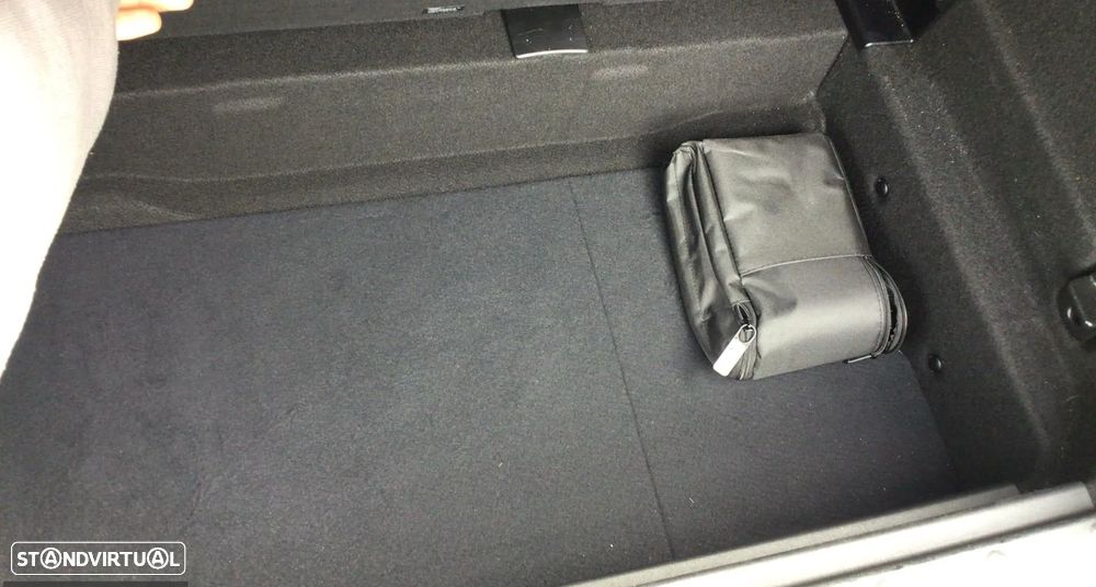 MINI 5 Portas Cooper Premium Essential Auto - 12